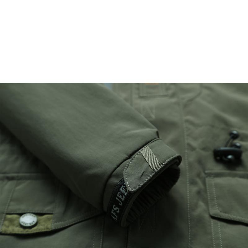 “冲锋衣”终于上新款了，隔风挡雨，四季能穿，忒适合中老年