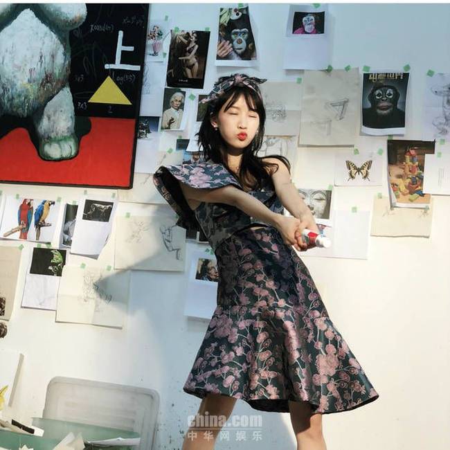 李念解锁ins曝美图 中西斜肩礼服更显知性美