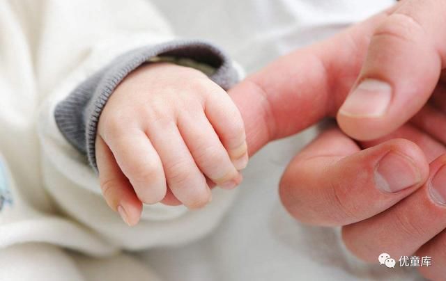 薛之谦晒娃照片引起全国众怒，一张普通照片的背后让人毛骨悚然