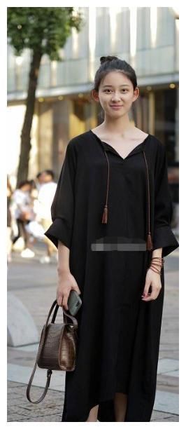 街拍：图二穿吊带小背心，让人看得蠢蠢欲动，简直就是出水芙蓉！