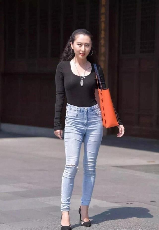 初秋来了，修身牛仔裤是爱美女性出门最好的选择！