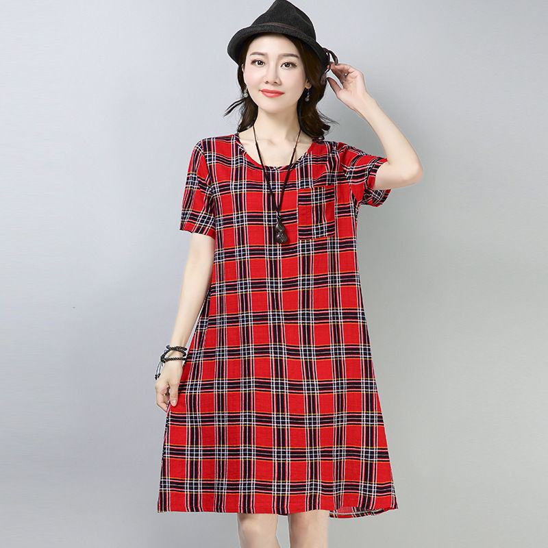 夏季到了妹子要露出香肩才迷人，一条一字肩连衣裙，尽显妩媚动人