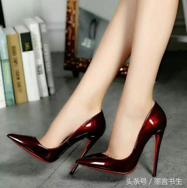 尖头细跟跟，打扮起来时尚，有着不一样的美感