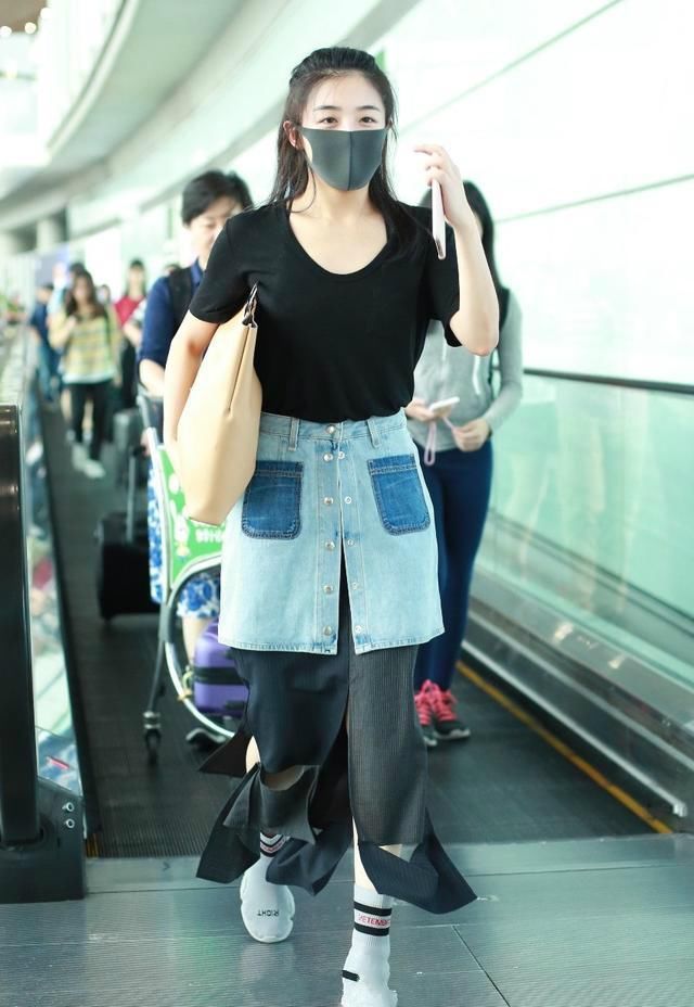 张含韵的时尚一般人看不懂,穿两条裙子还把袜子当鞋穿,hold不住