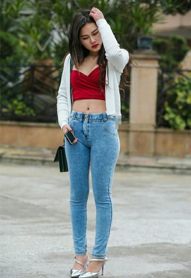 街拍：紧身牛仔修身裤翘臀美女