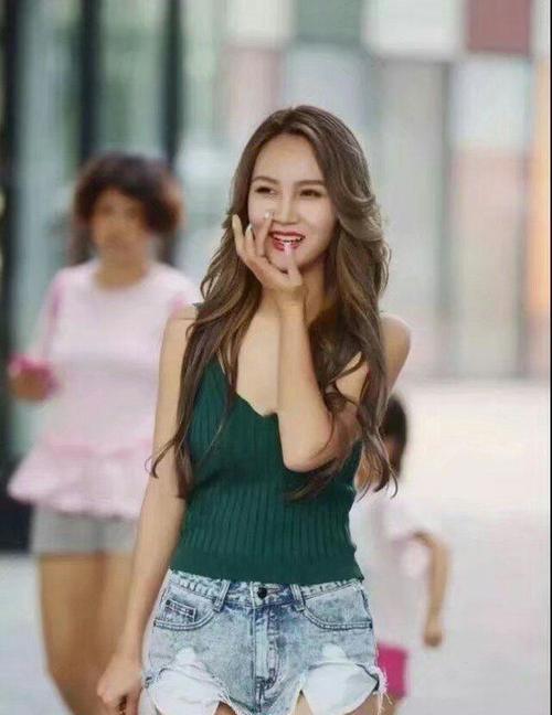 路人街拍，白色的波点连衣裙很好的展现了小姐姐的俏皮与魅力