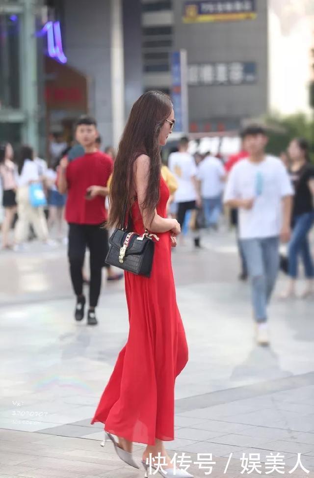  #美女#白色的尖头高跟鞋充满了清新与靓丽，同时让美女看起来更加的唯美