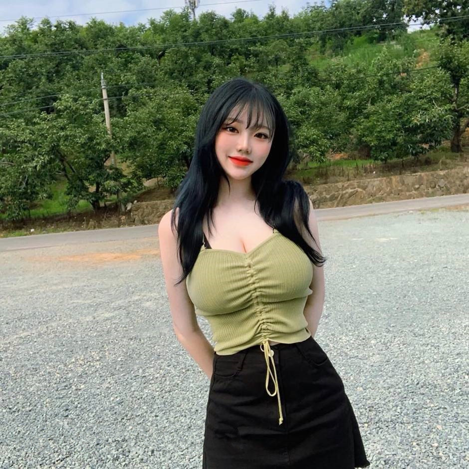  「小姐姐」美女街拍靓丽可爱的小姐姐，蓝衬衫搭配白短裙，性感十足