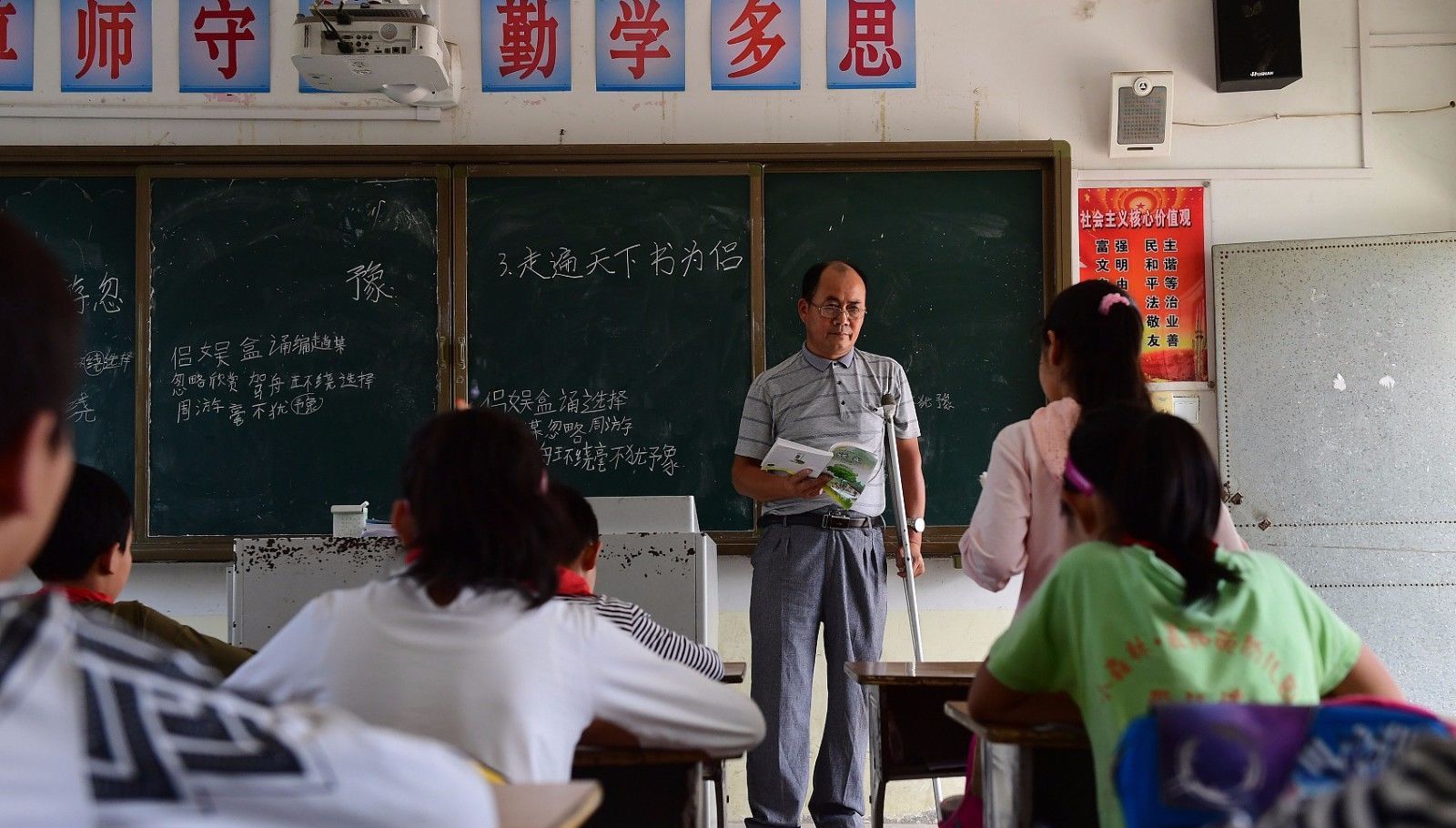  『教师的工资』教师的收入到底高不高？网友：考教师的人却越来越多，你说高不高