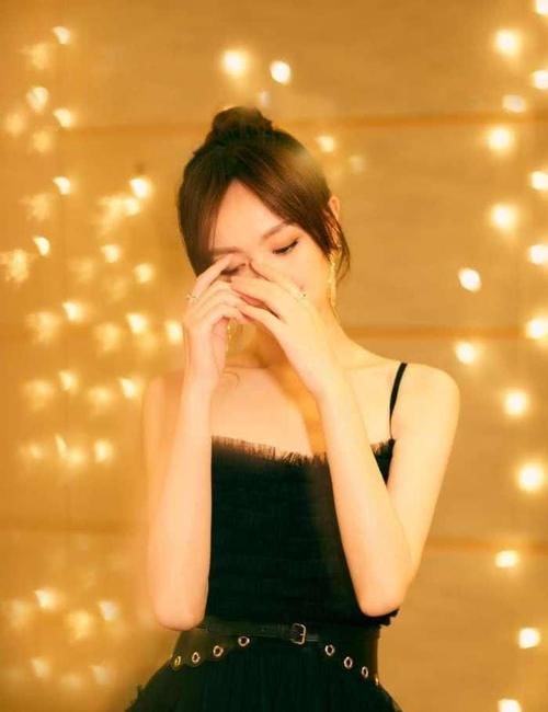 赵丽颖短发黑裙迷人又复古,baby大秀性感好身材!