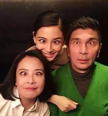 Angelababy一直被传整容，索性公开父母弟弟合照来辟谣