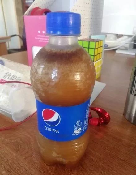 百斤大鱼锯着卖！有些人看起来是鱼贩，其实是个木匠