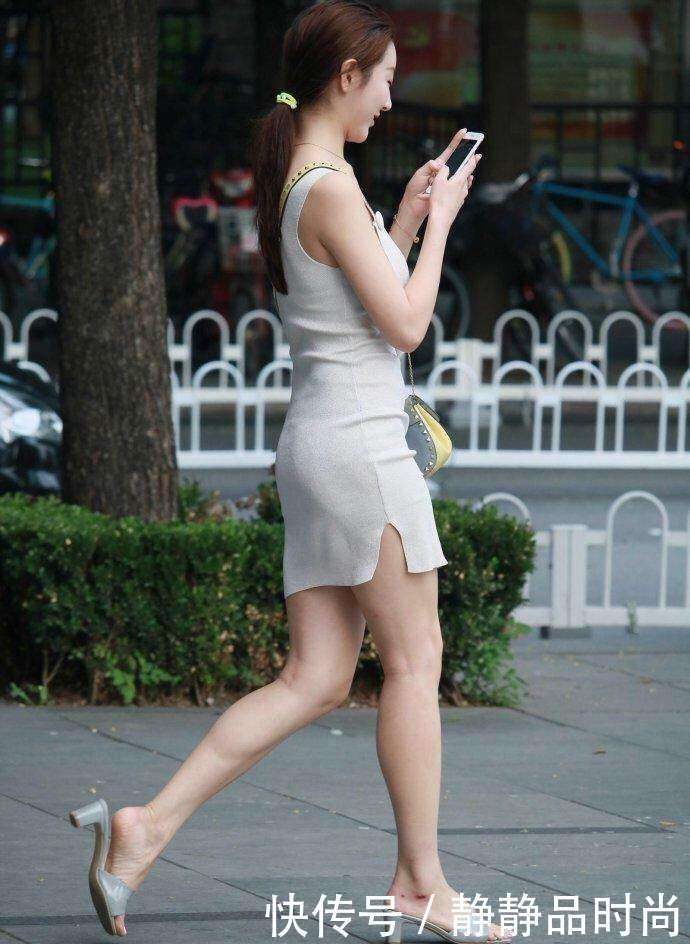 街拍: 皮肤白皙的辣妈, 腿型也是很好看的