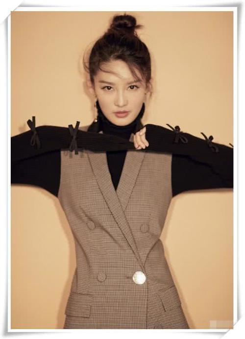 李沁够狠！西服这么短还敢玩下衣失踪，网友：这腿是真实存在的吗