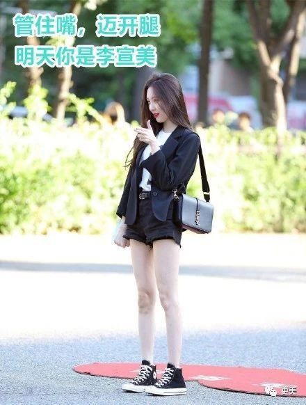 景甜凸出的小肚子衣服都遮不住，体型快和蒋欣一样了