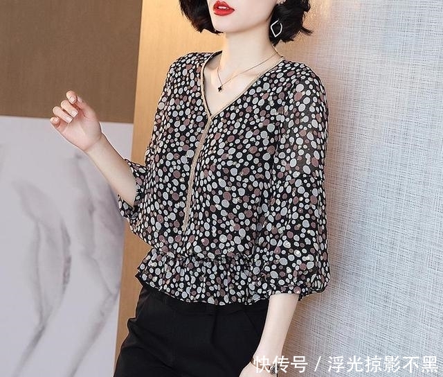 眨眼:实话告诉你:新出一种“波点衫”!虽小贵,但美的路人都不想眨眼