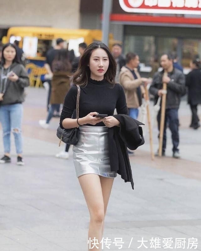  [格子]街拍：穿搭一身粉色格子的美女抢镜，给人一种干净的美