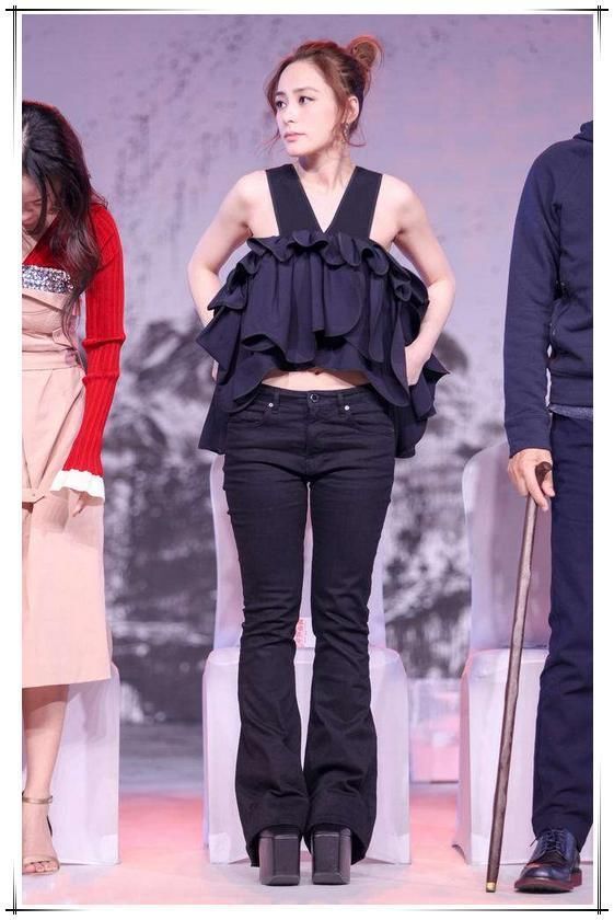 阿娇机场放飞自我！竟把U型锁当项链戴，网友：结完婚像换了个人