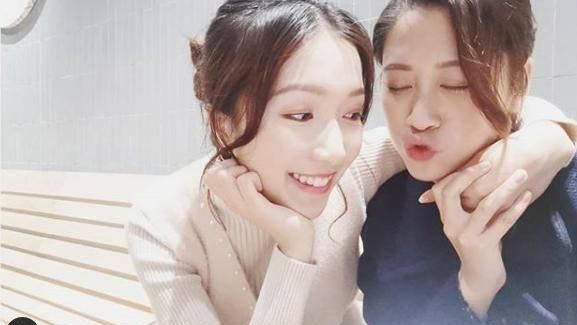  [全屏幕]“千亿元女朋友”偎依在好闺蜜胸口发嗲，扎双麻花辫全屏幕清纯少女气场