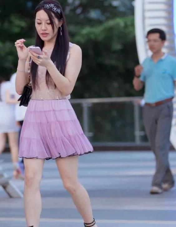  『紧身裤』街拍美女身材高挑的时尚紧身裤小姐姐，彰显不俗穿搭品味