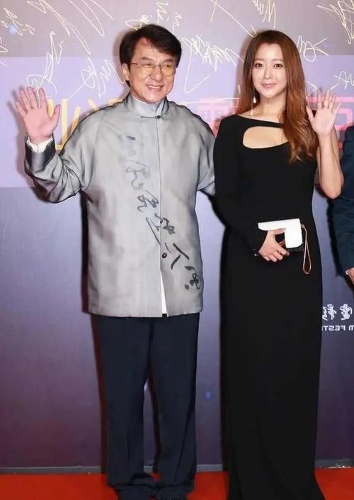 #服饰#路人街拍,小姐姐牛仔裤搭配卡其色休闲衫,美得格外出众
