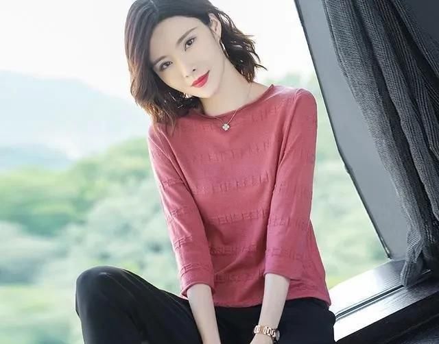  『女人』女人过了40岁更要精心打扮自己,时下流行的几款裙子,优雅轻龄