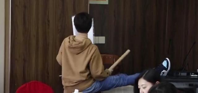  高下■沈腾学关晓彤反手涂口红被群嘲，直到孙俪“出手”，王者高下立判