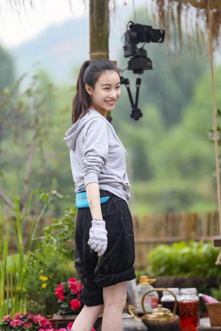 倪妮baby齐上《向往的生活》，隔壁校花的造型谁更能驾驭？