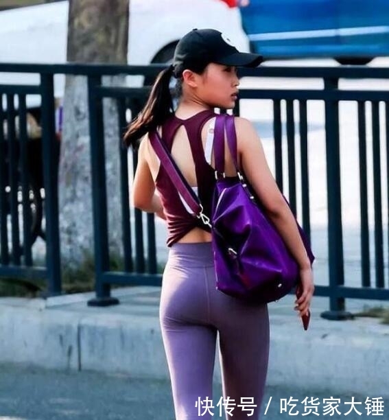  回头率@街拍美女时尚，身材好就是让人开心，回头率很高