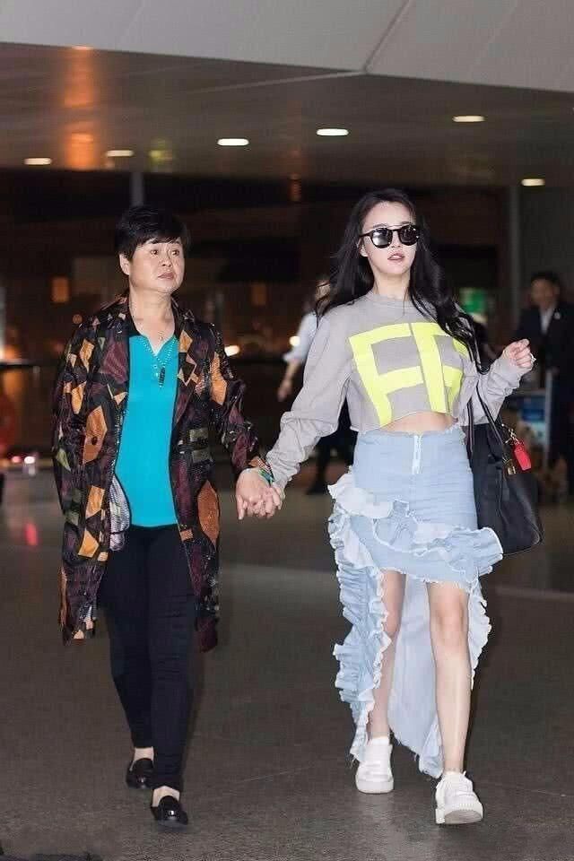 冉莹颖的“时尚”真难懂，短裙外还配两块挂布，丑的没底线！