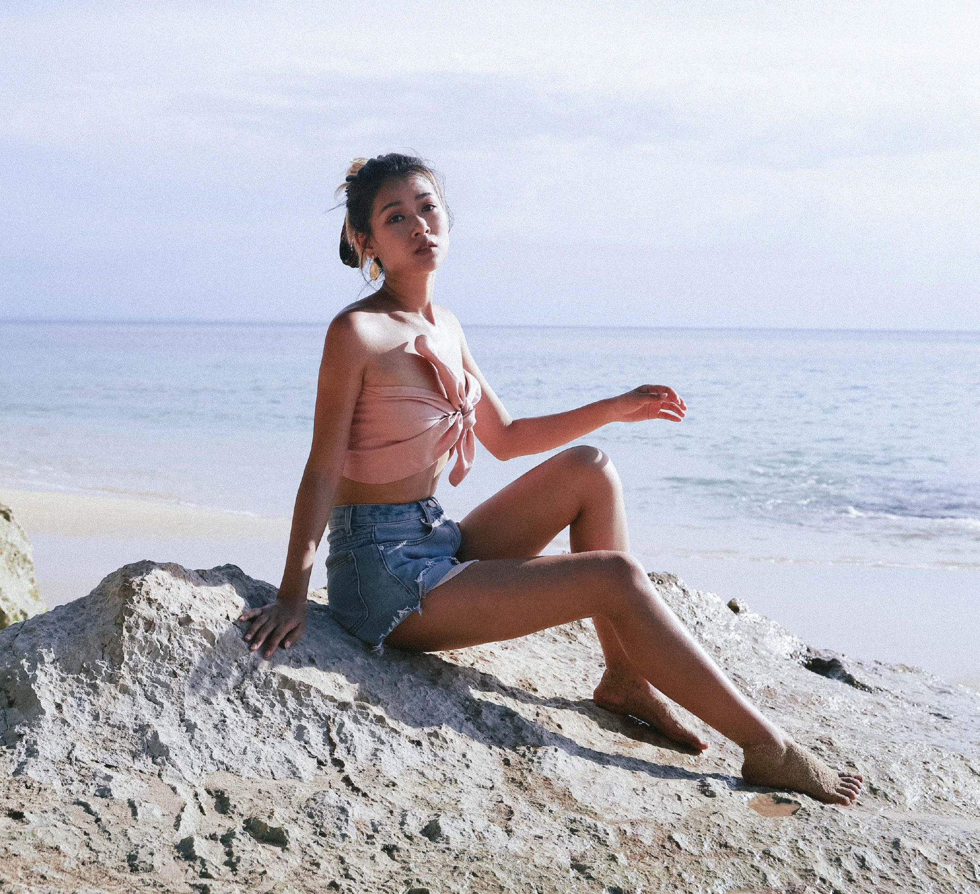 沙滩小姐姐游玩没带上衣怎么办，一条丝巾教你如何出奇制胜，秀出