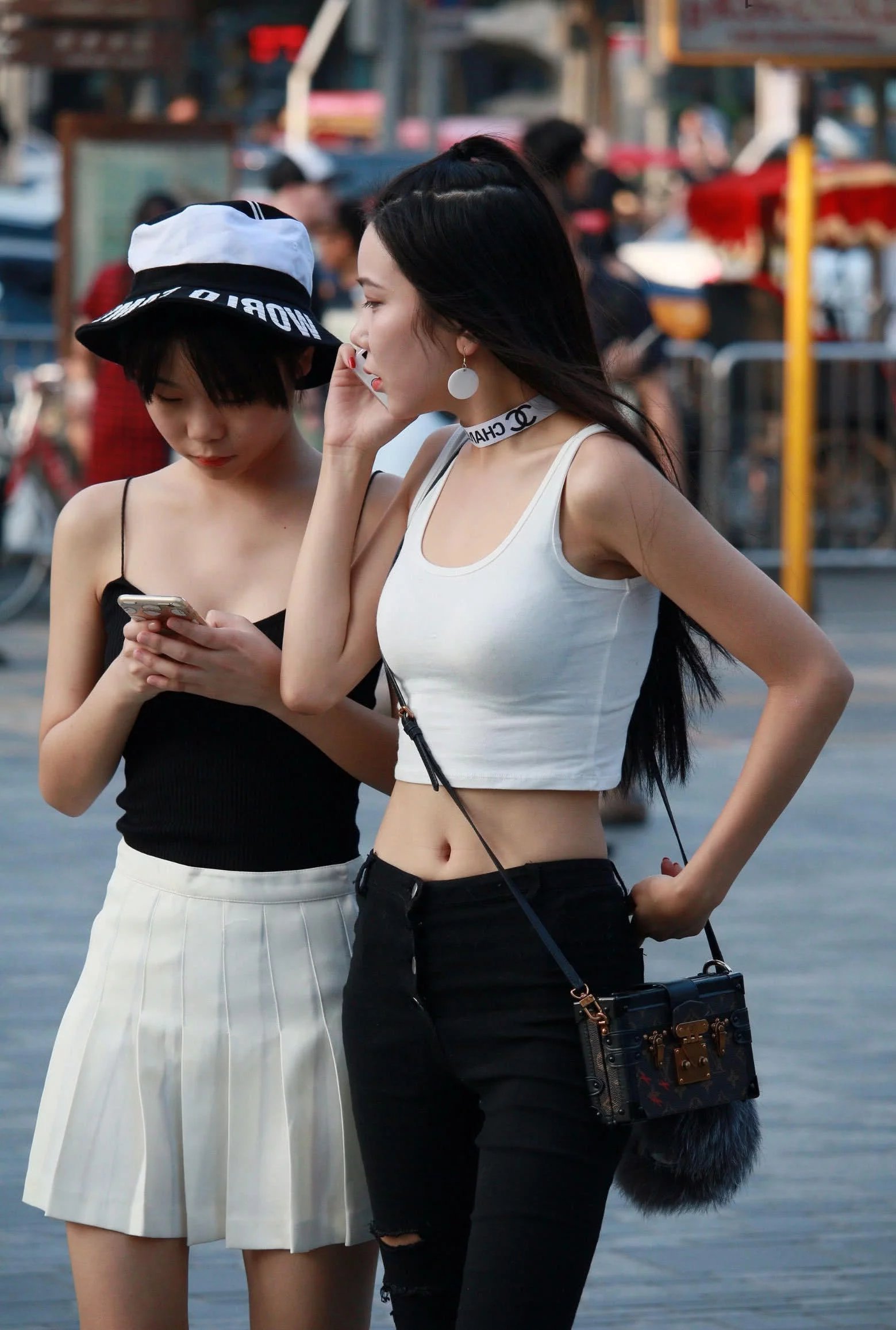 步行街上面的清纯小姐姐，小巧背心裹出傲人上围，牛仔穿搭尽显优