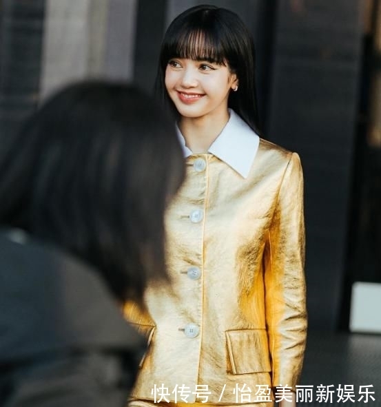  「服装在颜色」Lisa精致叠穿新时尚，白色T恤搭配黑白豹纹裙，尽显可爱俏皮