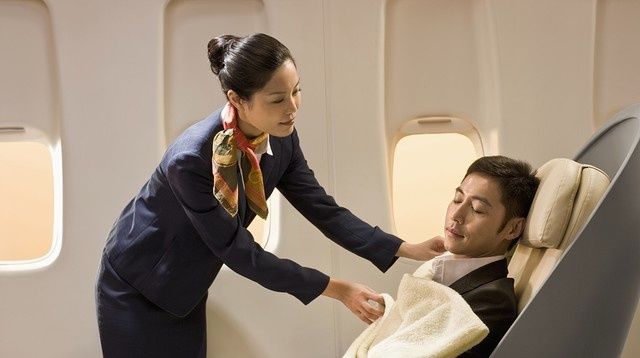 飞机起飞后，空姐为何会把头等舱的布帘拉上？里头藏有什么猫腻