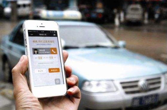  手机@为何香港出租车上有七八部手机，大陆只有一部？看完才知其