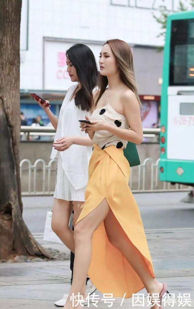 『 性感』身材性感丰满圆润，笑容甜美很养眼，街拍：穿花色连衣裙的小姐姐