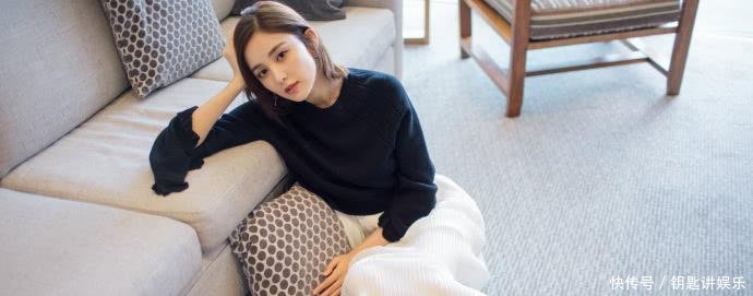 古力娜扎穿皮裙现身, 紧到坐着都不方便, 可镜头移到脚时我沉默了