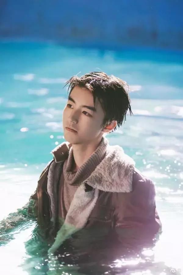 当TFBOYS离开刘海后，易烊千玺颜值飙升，王俊凯像整了容