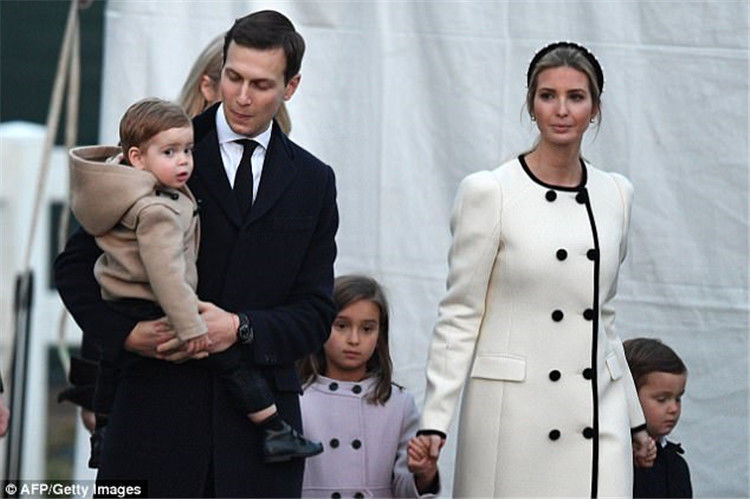 伊万卡带三个孩儿出席活动，尽显母性柔情