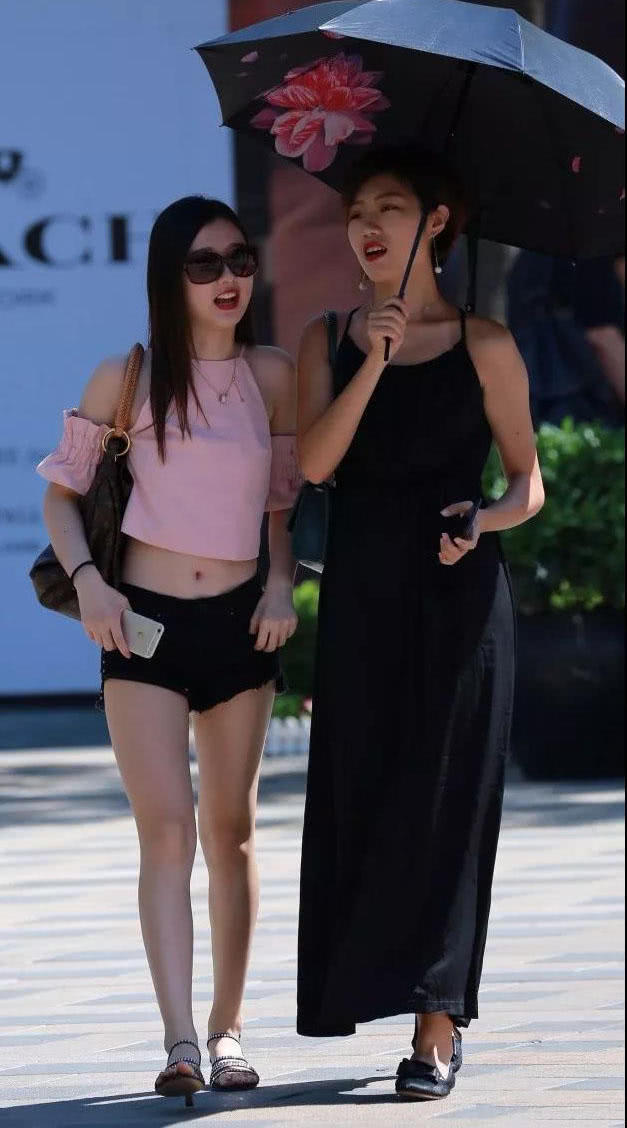 气质小姐姐露脐装秀身材，超热短裤显白皙美腿