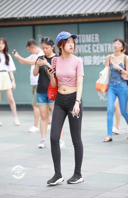 路人街拍，小姐姐鞋子跟裤子无缝连接让腿部线条更加修长了