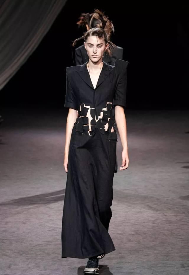  时装秀：Yohji Yamamoto 2020 春夏时装秀：山本耀司的黑色诗意想象