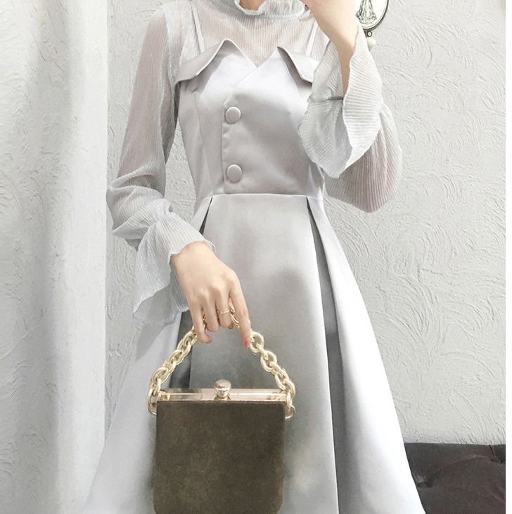 明明只有33岁，别打扮像大妈，瞧瞧下图女人穿的裙装，美不可言