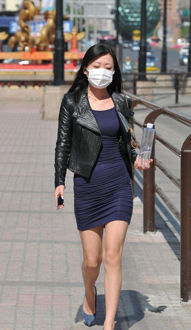 街拍：紧身包臀裙装扮的街头美女，傲人身材让人羡慕