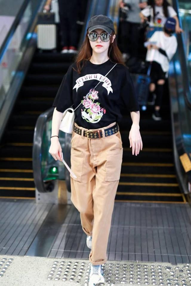 唐嫣这是胖了吗？黑T恤配卡其色长裤，眼看体重都要超过120斤了！