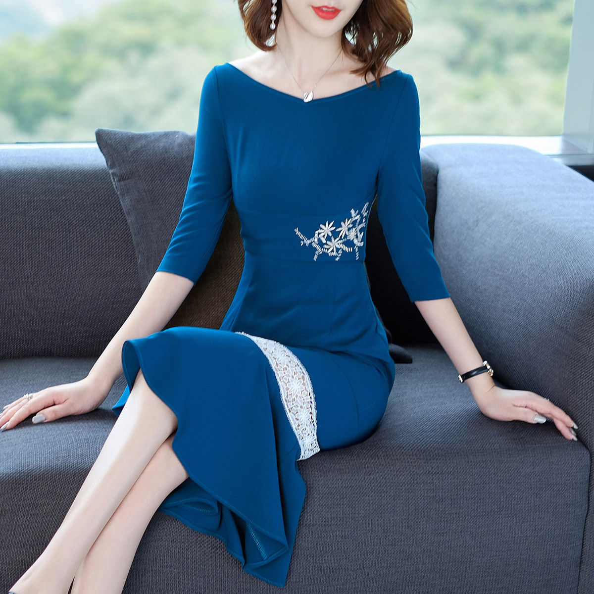 丰满的女人从不穿打底衫，上班穿包臀裙显性感身材，气质优雅