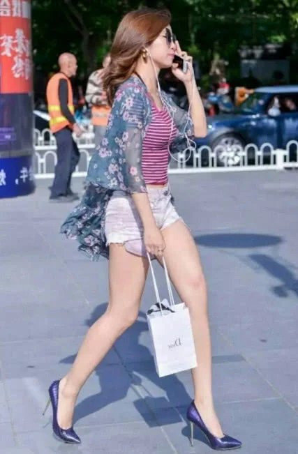 天生大长腿不穿短裤穿什么，逆天大长腿，连扫地的大叔都动心了