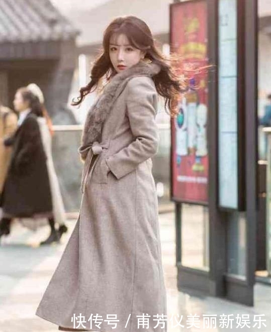  『俏丽』街拍：妍姿俏丽的美女，一件白色连衣裙外搭白色外套，时尚女神范