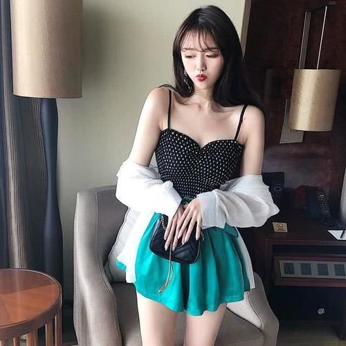 性感挂脖吊带背心，轻熟气质出街