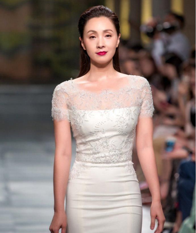 46岁小陶虹的胯男人看了都沉默，同情徐峥这15年怎么过来的